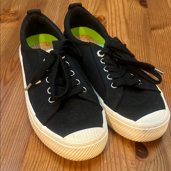 Cariuma Shoes - Cariuma Black Canvas Sneakers